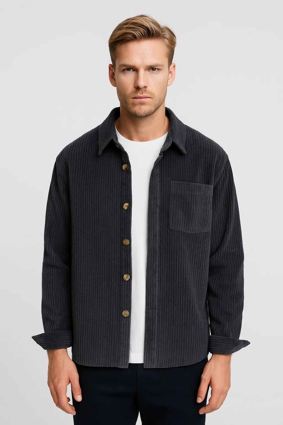 Herre ribstrikket overshirt med lomme og knaplukning foran