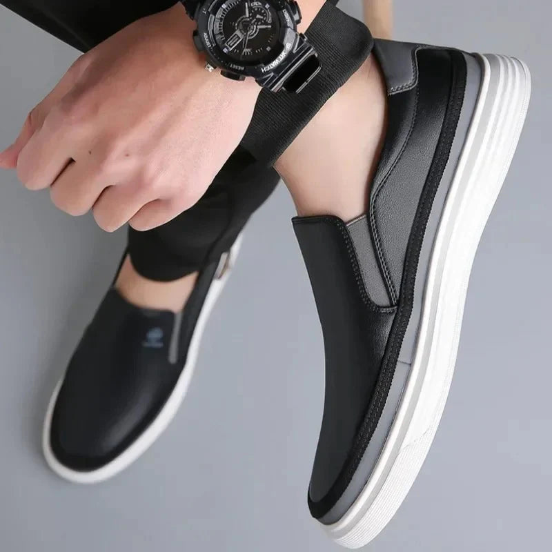Férfi könnyű bőr slip-on mindennapi kényelmi edzőcipők