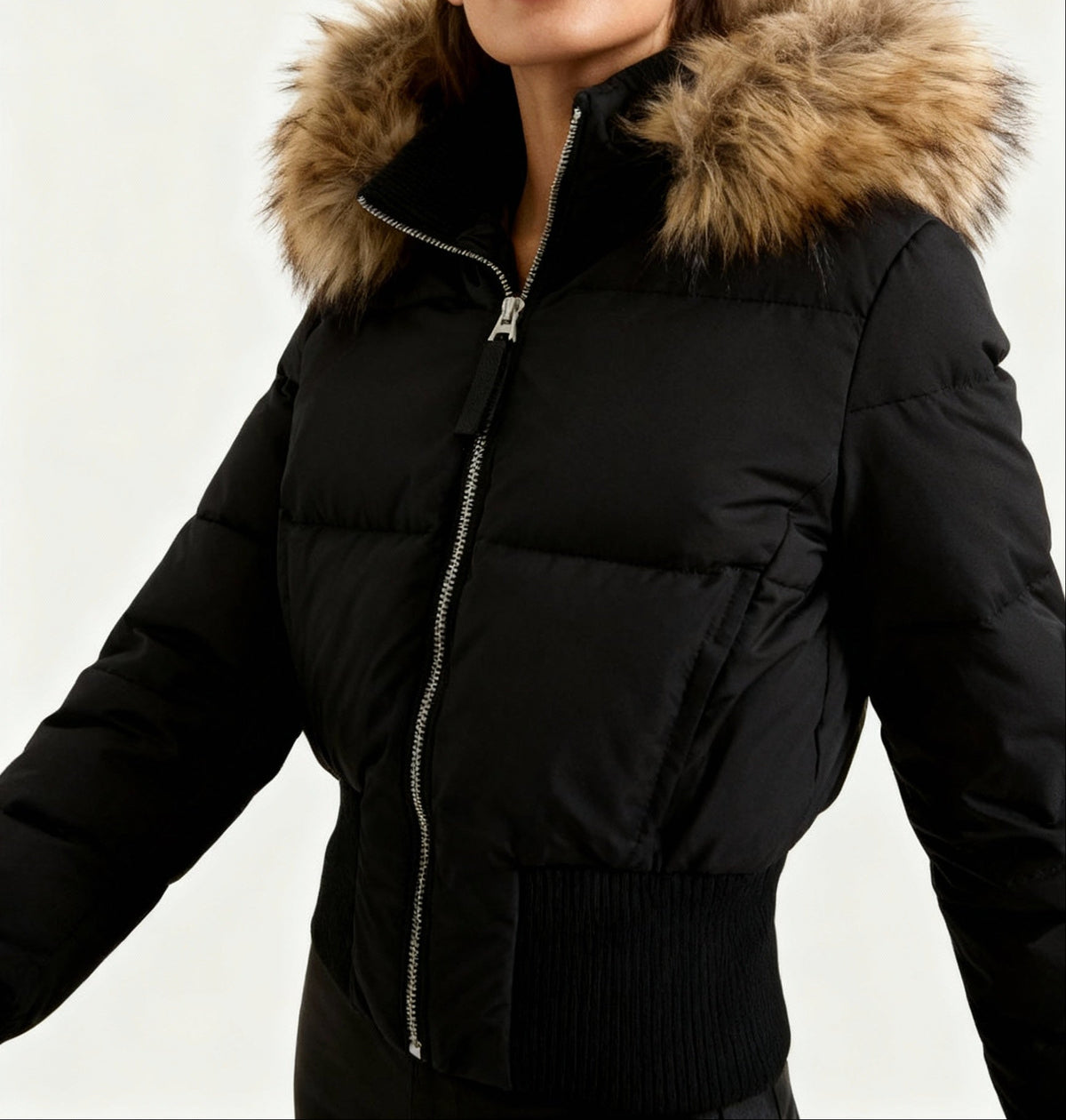 Ženska prošivena bomber-jakna s kapuljačom obrubljenom mekanim materijalom i patentnim zatvaračem sprijeda - pripijena kratka zimska jakna s dubokim rebrastim manšetama i porubom
