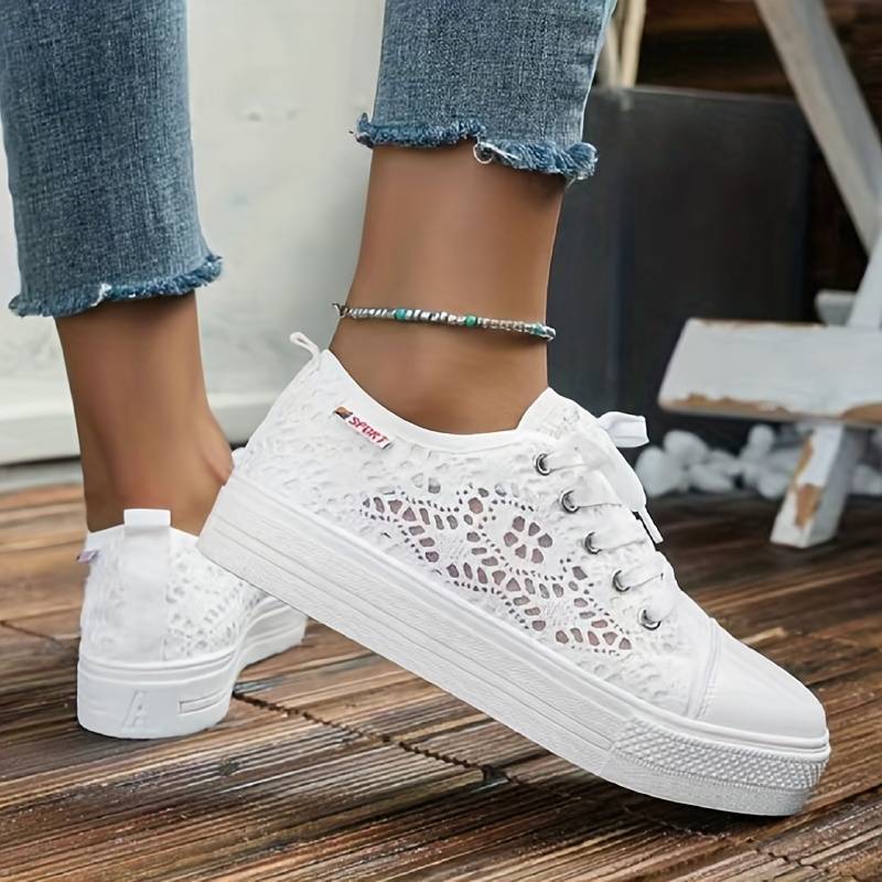 Sneakers da donna in pizzo traforato con suola bassa platform