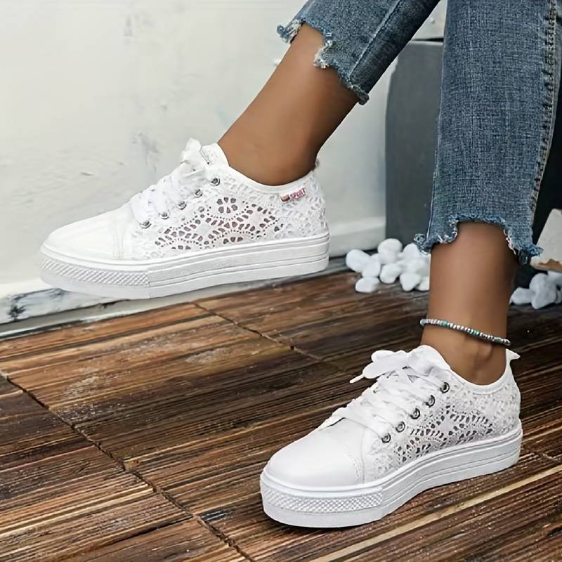 Sneakers da donna in pizzo traforato con suola bassa platform
