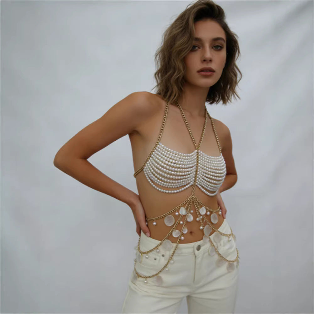 Dámský perlový halter top s řetízkovým detailem a záhyby