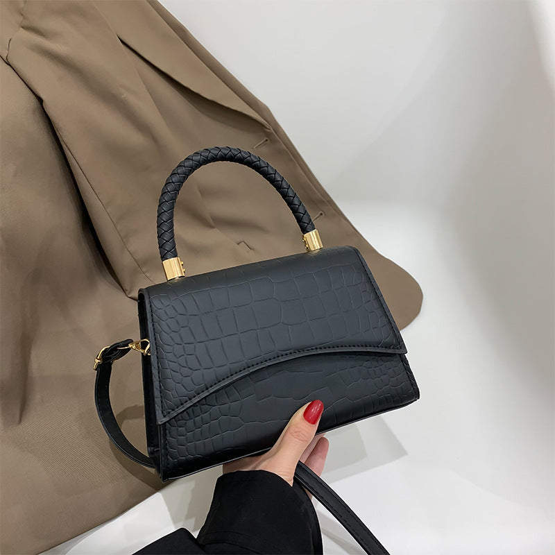 Borsa da donna in pelle Croc testurizzata con patta strutturata e tracolla a tracolla