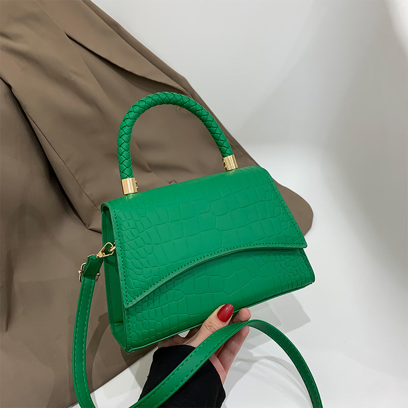 Borsa da donna in pelle Croc testurizzata con patta strutturata e tracolla a tracolla