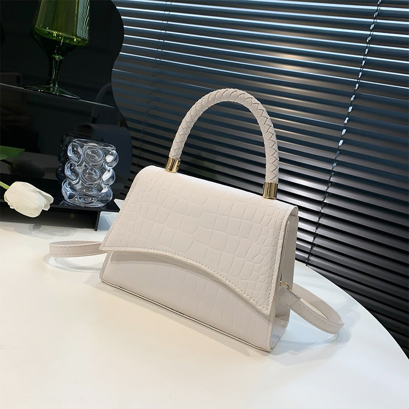 Borsa da donna in pelle Croc testurizzata con patta strutturata e tracolla a tracolla