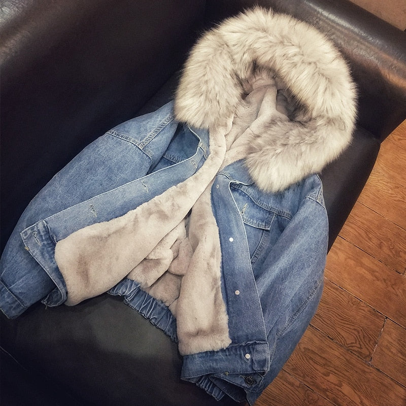 Damen-Jeansjacke mit kuscheligem Futter, pelzbesetzter Kapuze und Brusttaschen – Locker geschnittene kurze Jacke mit Knopfleiste für gemütliche Freizeitlooks bei kaltem Wetter