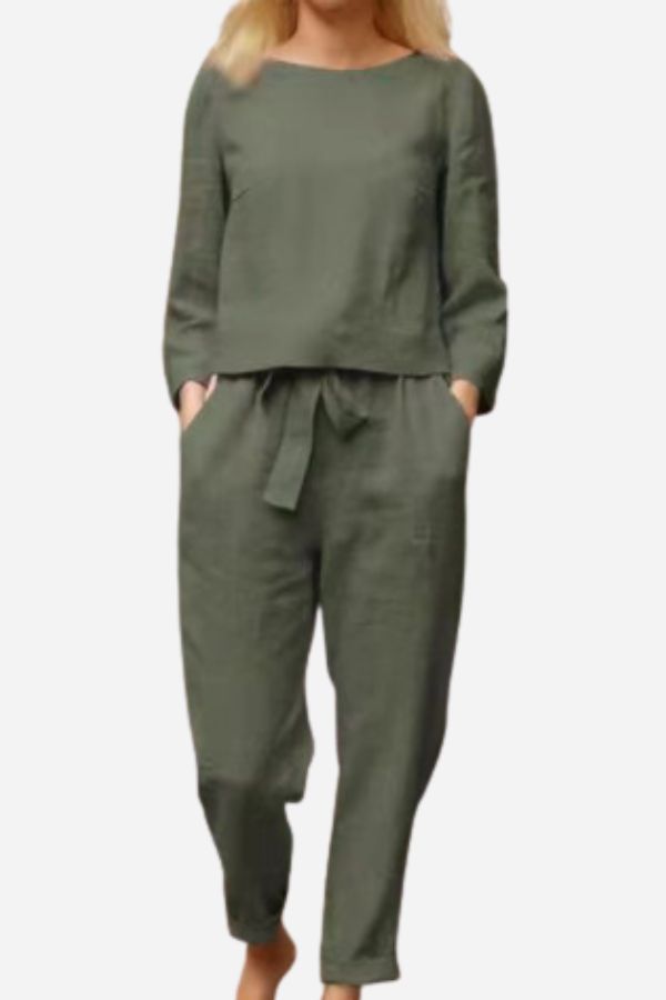 Completo donna rilassato in due pezzi con pantaloni a gamba stretta