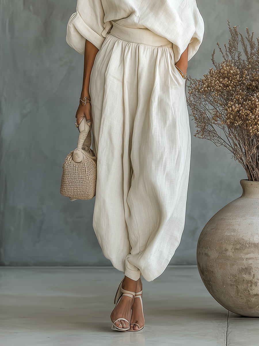 Completo da donna con top drappeggiato monospalla e pantaloni comodi