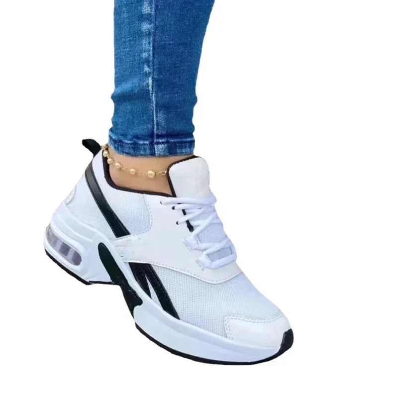 Sneakers da donna con pannelli in mesh e supporto imbottito con lacci