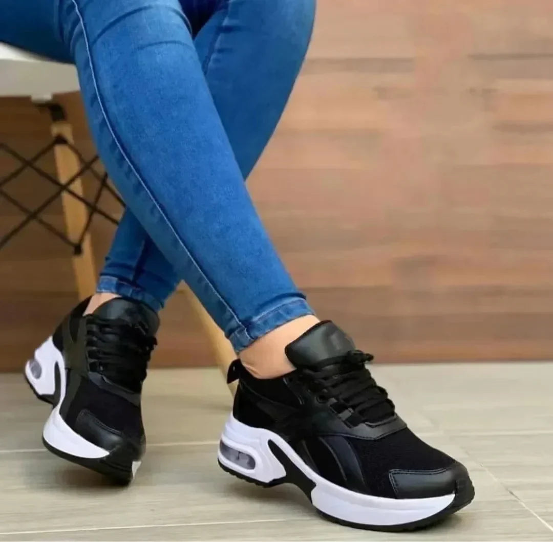 Sneakers da donna con pannelli in mesh e supporto imbottito con lacci