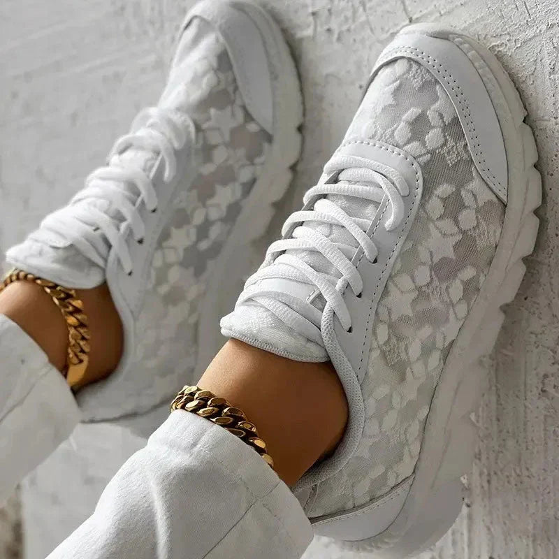 Sneakers da donna con lacci e dettagli in mesh stampato