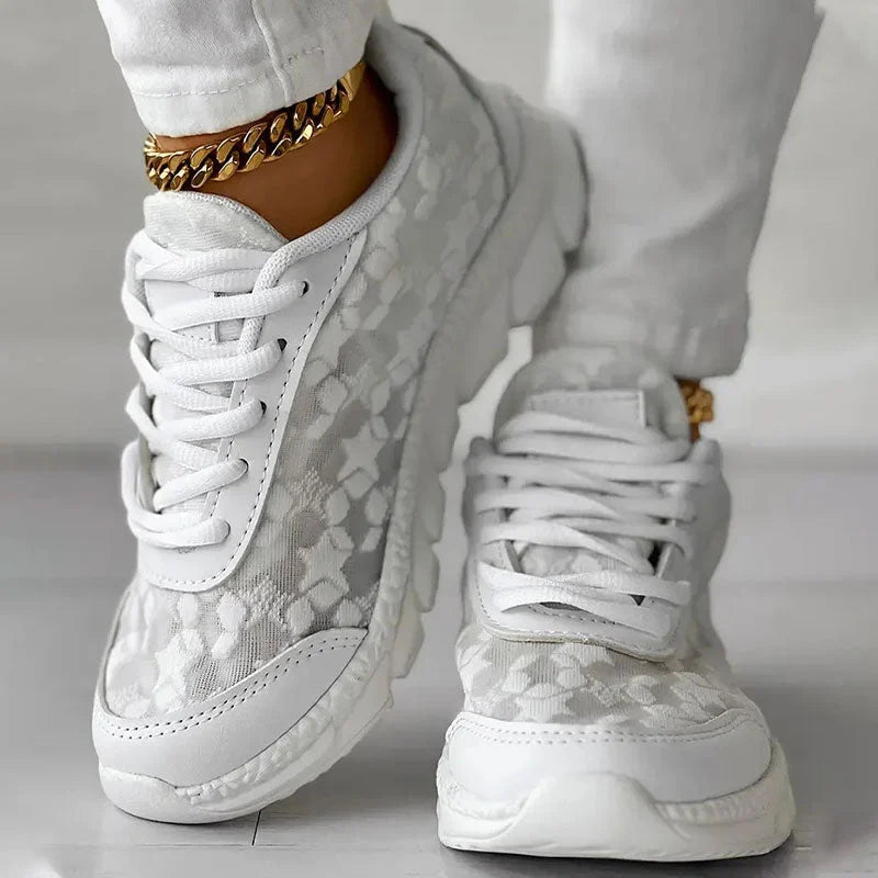 Sneakers da donna con lacci e dettagli in mesh stampato