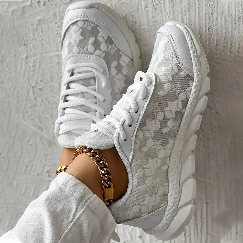 Sneakers da donna con lacci e dettagli in mesh stampato