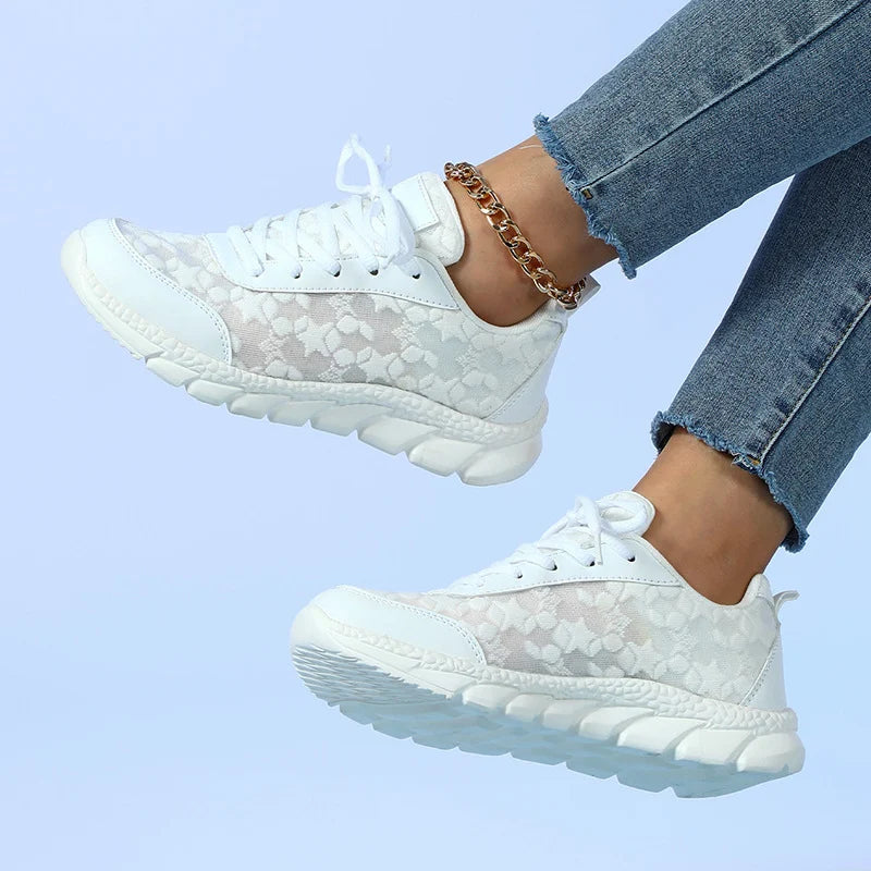 Sneakers da donna con lacci e dettagli in mesh stampato
