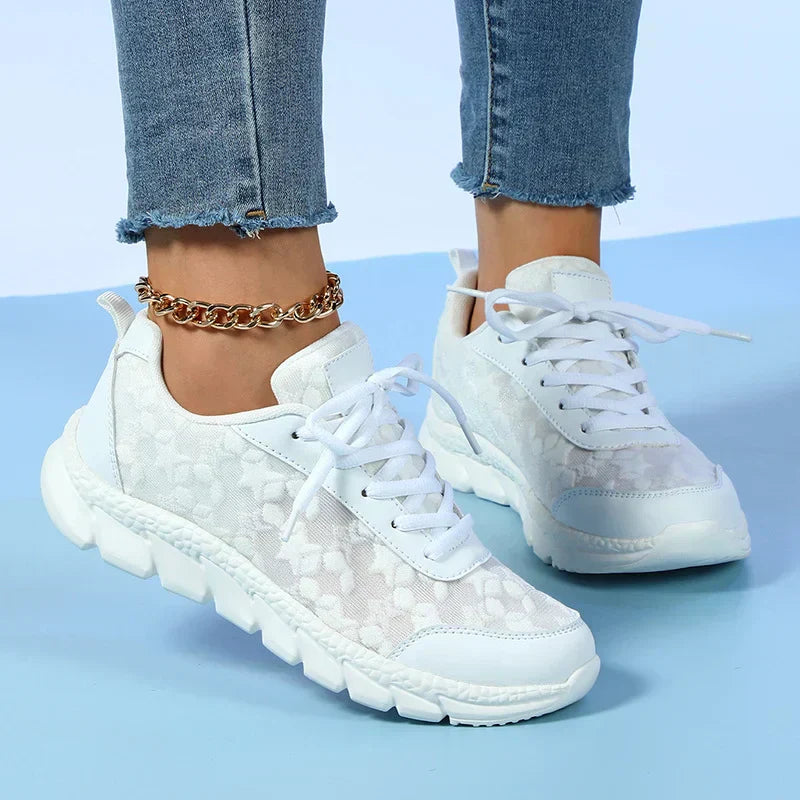 Sneakers da donna con lacci e dettagli in mesh stampato