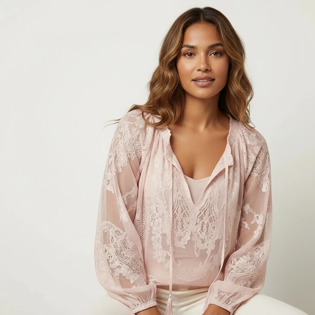 Damebluse med tekstureret blonde og løs bindehals