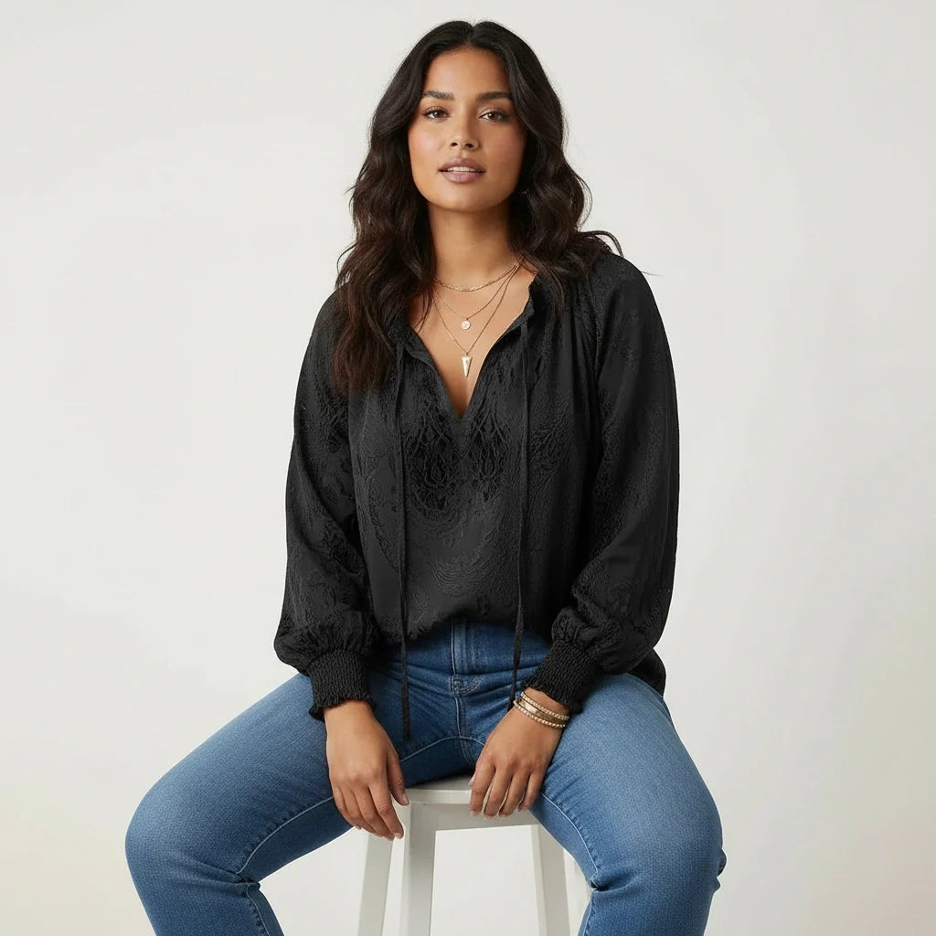 Damebluse med tekstureret blonde og løs bindehals