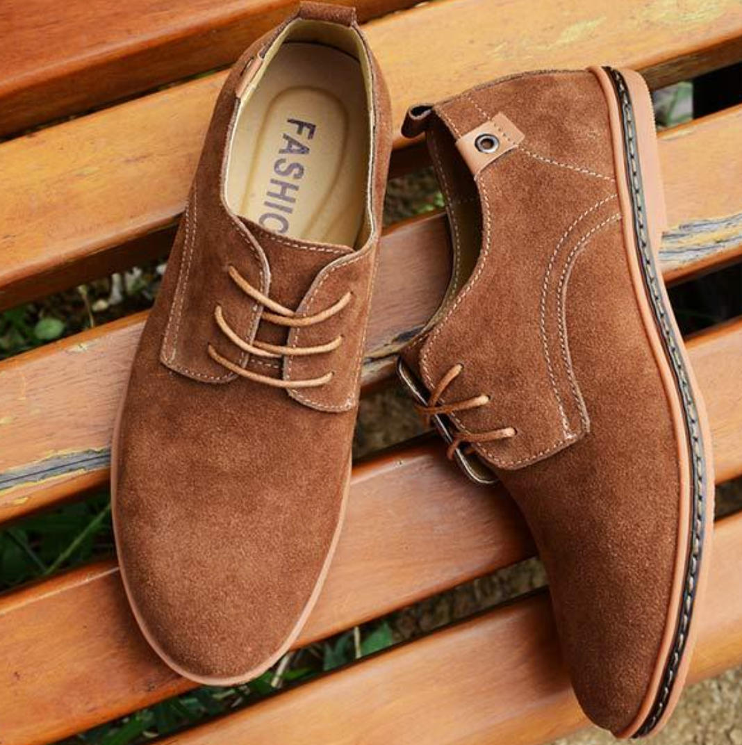 Scarpe Derby da uomo in pelle scamosciata con lacci e dettagli sulla suola