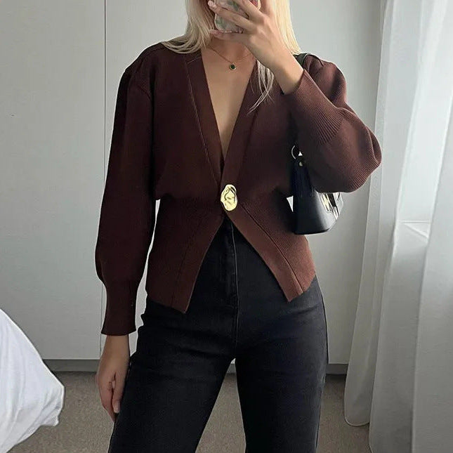 Kort damesvest van breisel met V-hals en opvallende knoop - losvallend model met ballonmouwen voor nette casual outfits