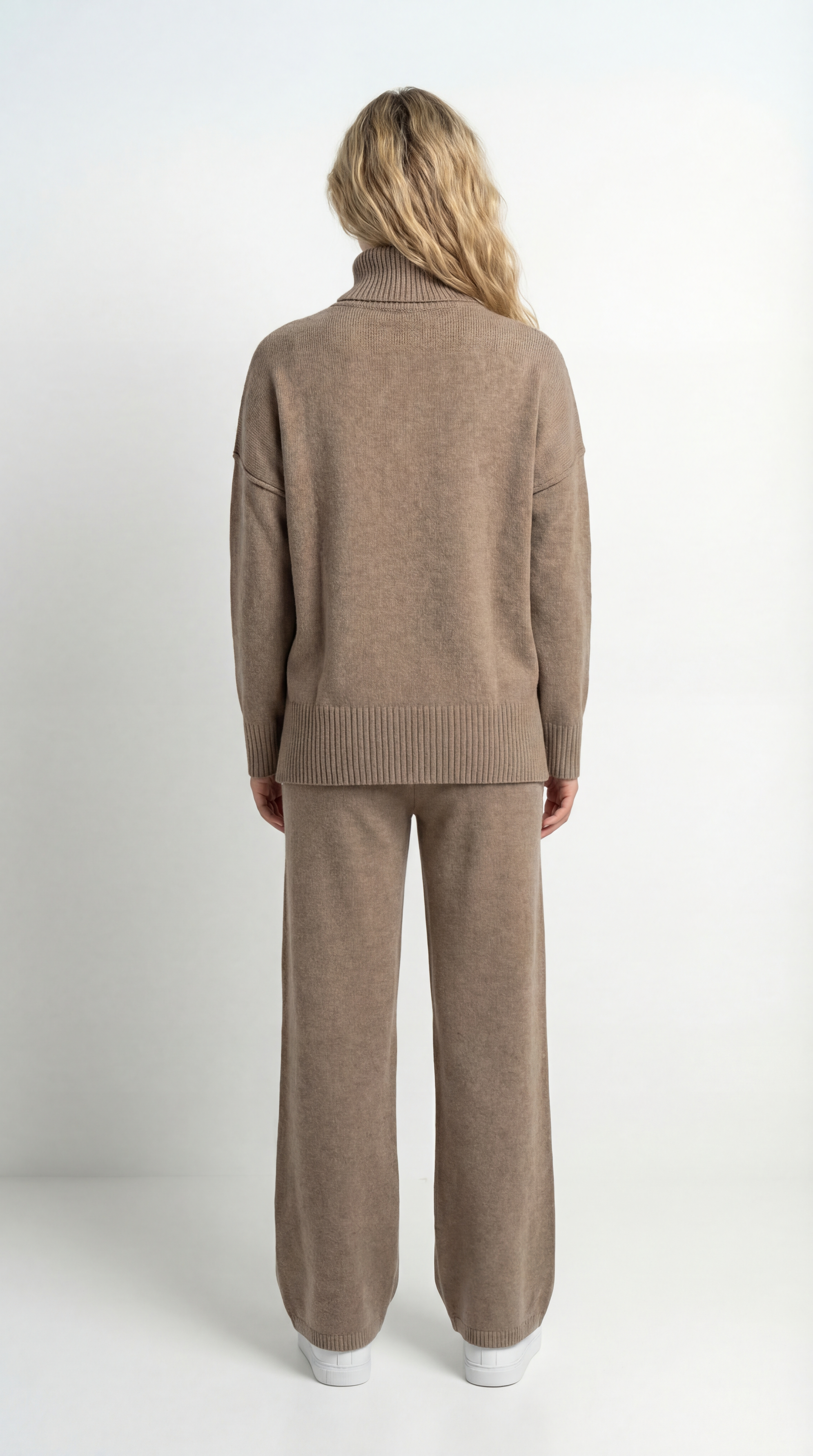 Dame strikket lounge-sæt med oversized rullekrave og bukser med vide ben