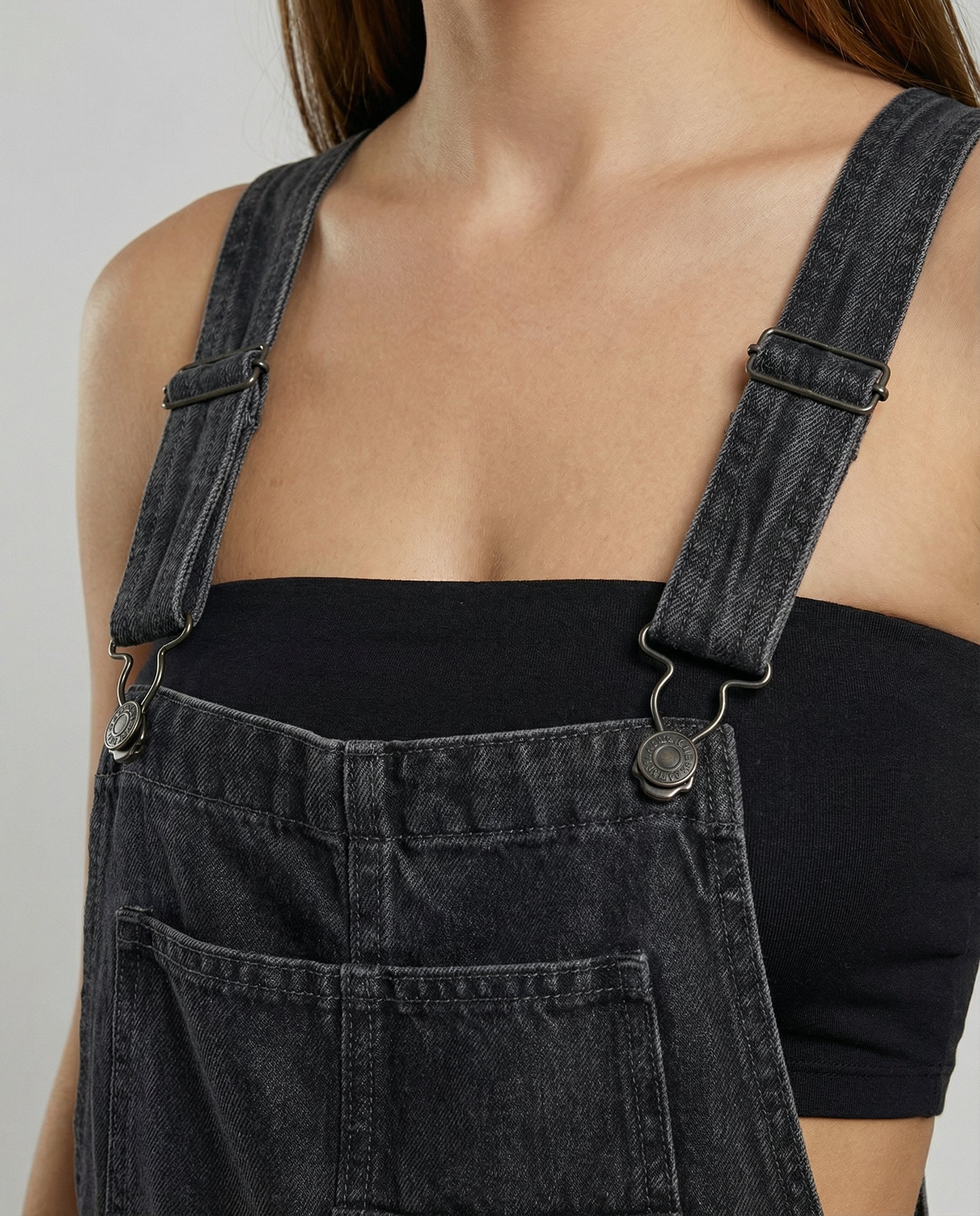 Afslappede denimsmækbukser til kvinder – praktiske overalls til afslappet hverdagslag-på-lag