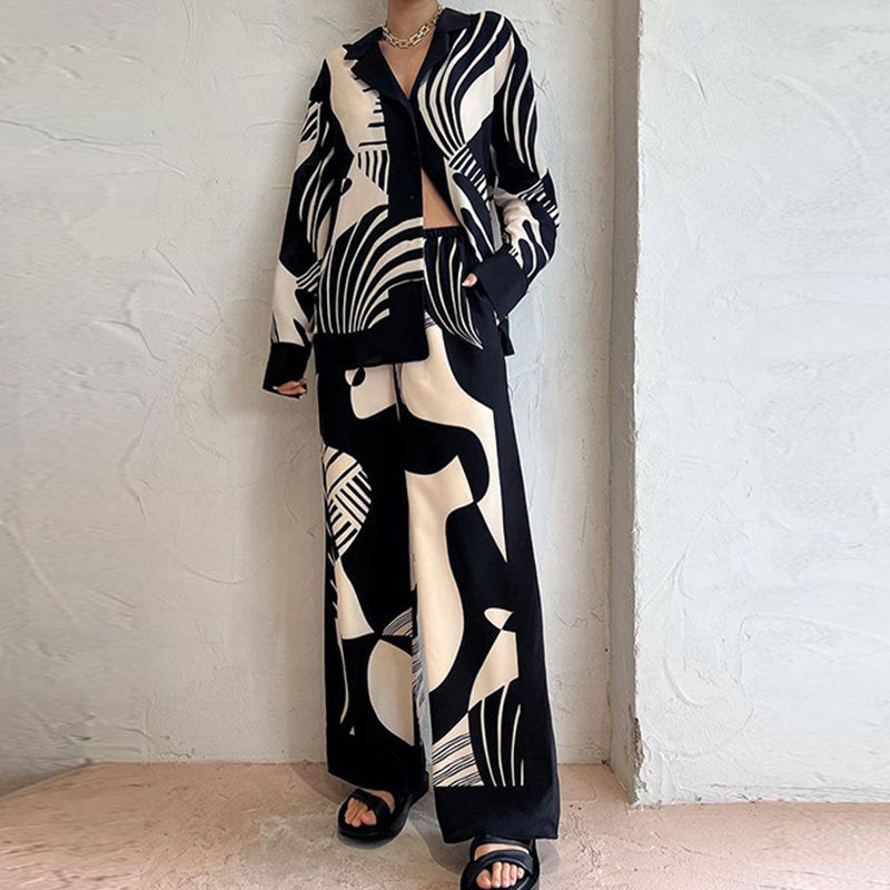Losvallend overhemd met print en knopen en broekset voor dames met wijde pijpen - lichte tweedelige zomeroutfit van satijnmix voor een resort