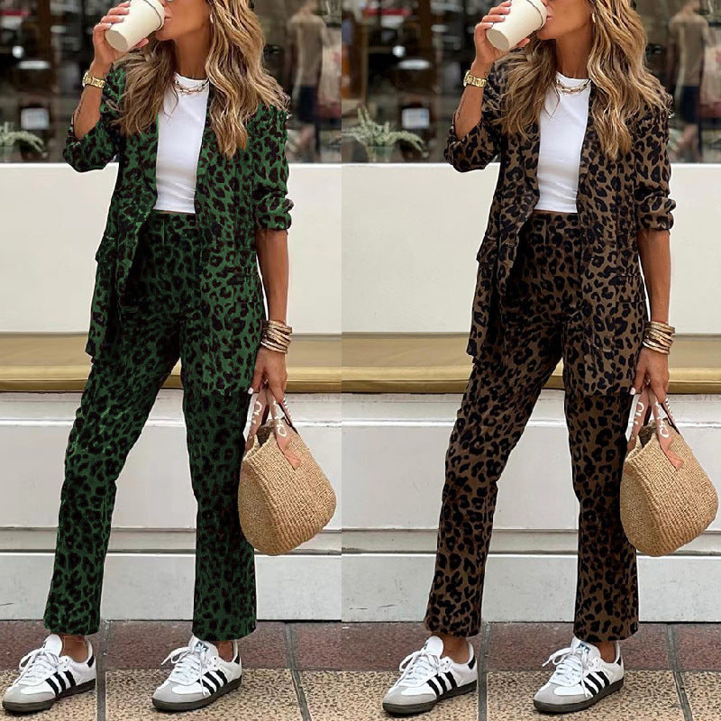 Traje de pantalón y blazer para mujer con estampado de leopardo – Conjunto elegante, a medida, cómodo y llamativo para un look casual inteligente