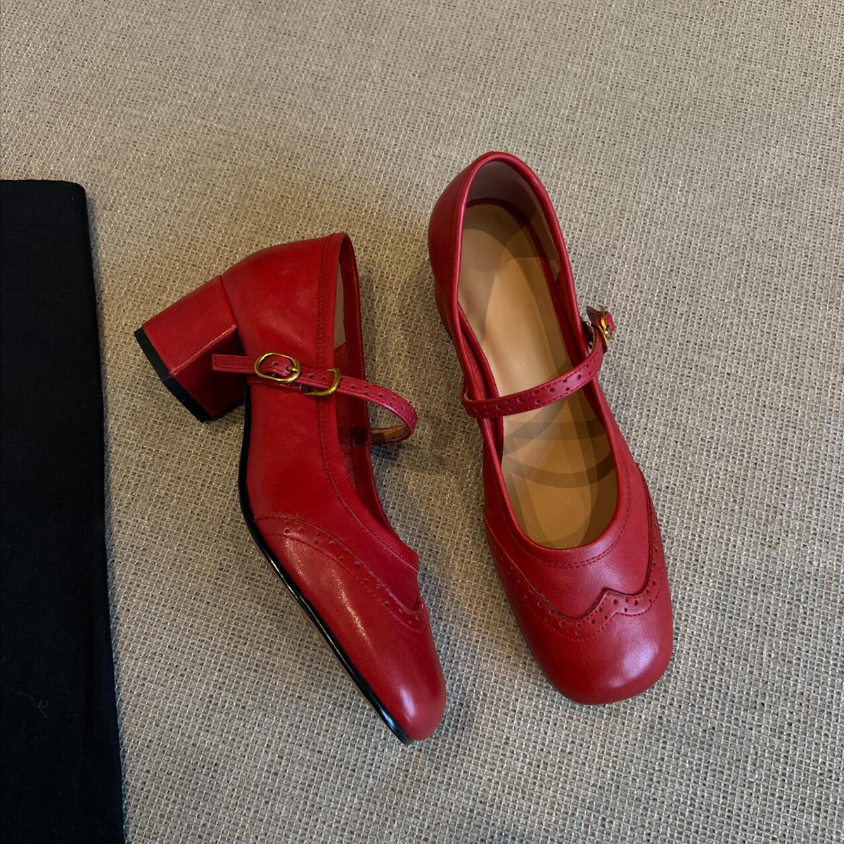 Women's Vintage-Inspired Mary Jane Heels – Buckle Strap Block Heel Pumps with Brogue Detailing for Smart Casual and Formal Wear