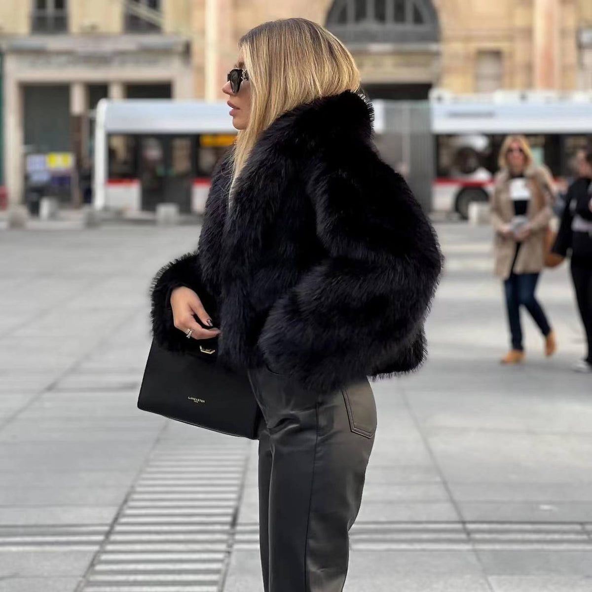 Dámská zimní bunda z hebké umělé kožešiny - hřejivá zkrácená výrazná vrstva pro elegantní městské nošení, smart casual outfity, večerní příležitosti a styling do chladného počasí