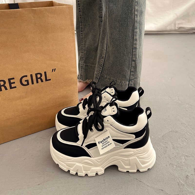 Pantofi sport masivi cu platformă pentru femei – Sneakers retro negri și albi, cu șireturi, talpă sculptată supradimensionată și design cu panouri, pentru ținute casual de stradă