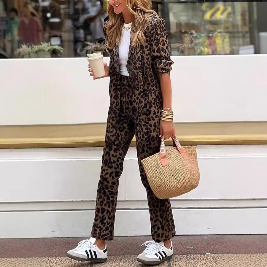 Traje de pantalón y blazer para mujer con estampado de leopardo – Conjunto elegante, a medida, cómodo y llamativo para un look casual inteligente