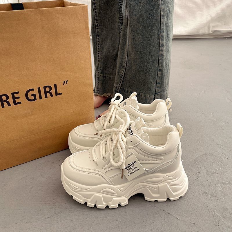 Pantofi sport masivi cu platformă pentru femei – Sneakers retro negri și albi, cu șireturi, talpă sculptată supradimensionată și design cu panouri, pentru ținute casual de stradă
