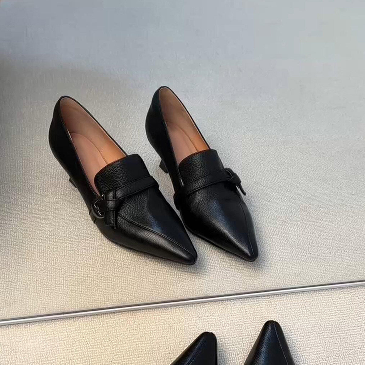 Mocasines de punta fina para mujer con tira y hebilla – Zapatos elegantes de tacón bajo para la oficina y el día a día