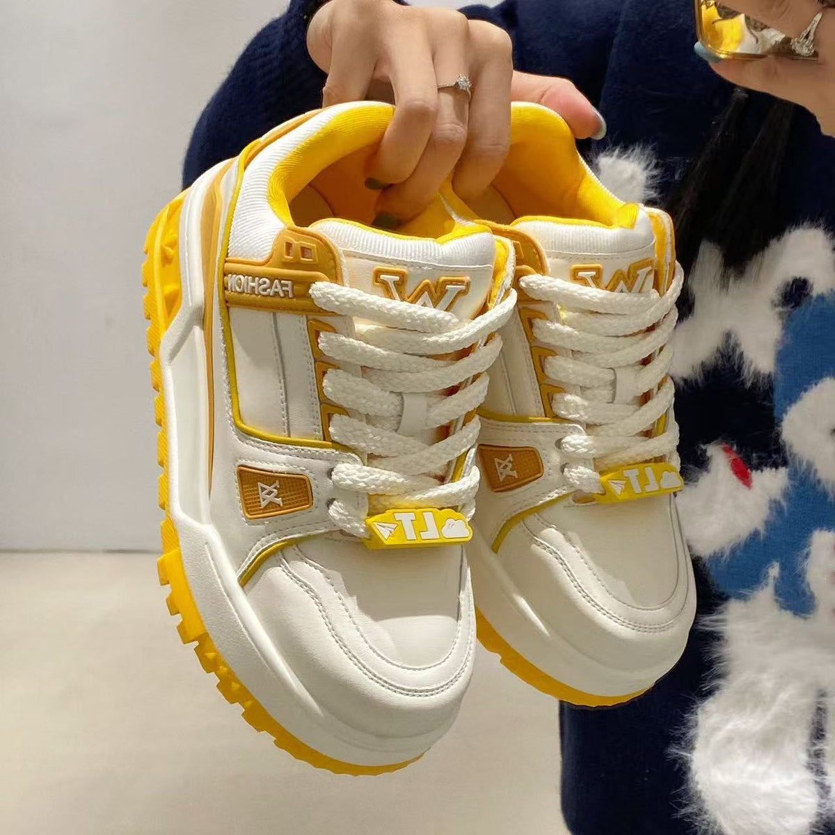Kraftige sneakers til kvinder med snørebånd og overdel med paneler – markante fritidssko til streetwear