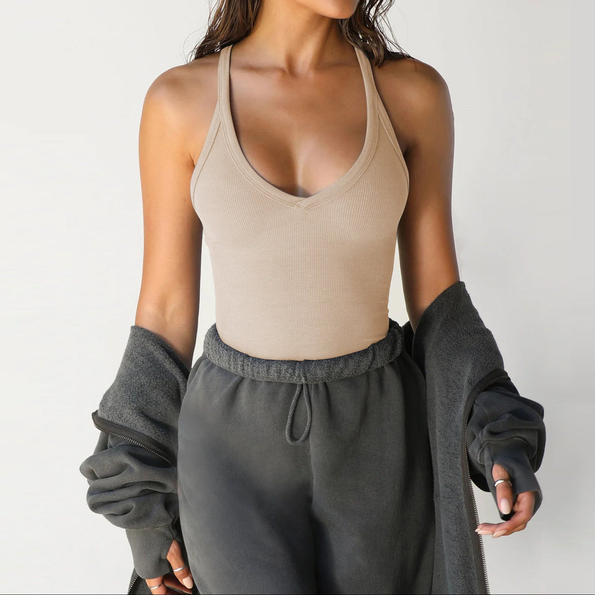 Geripptes Tanktop für Damen mit Neckholder und tiefem V-Ausschnitt – tailliertes ärmelloses Basic für den Sommer und lässige Outfits