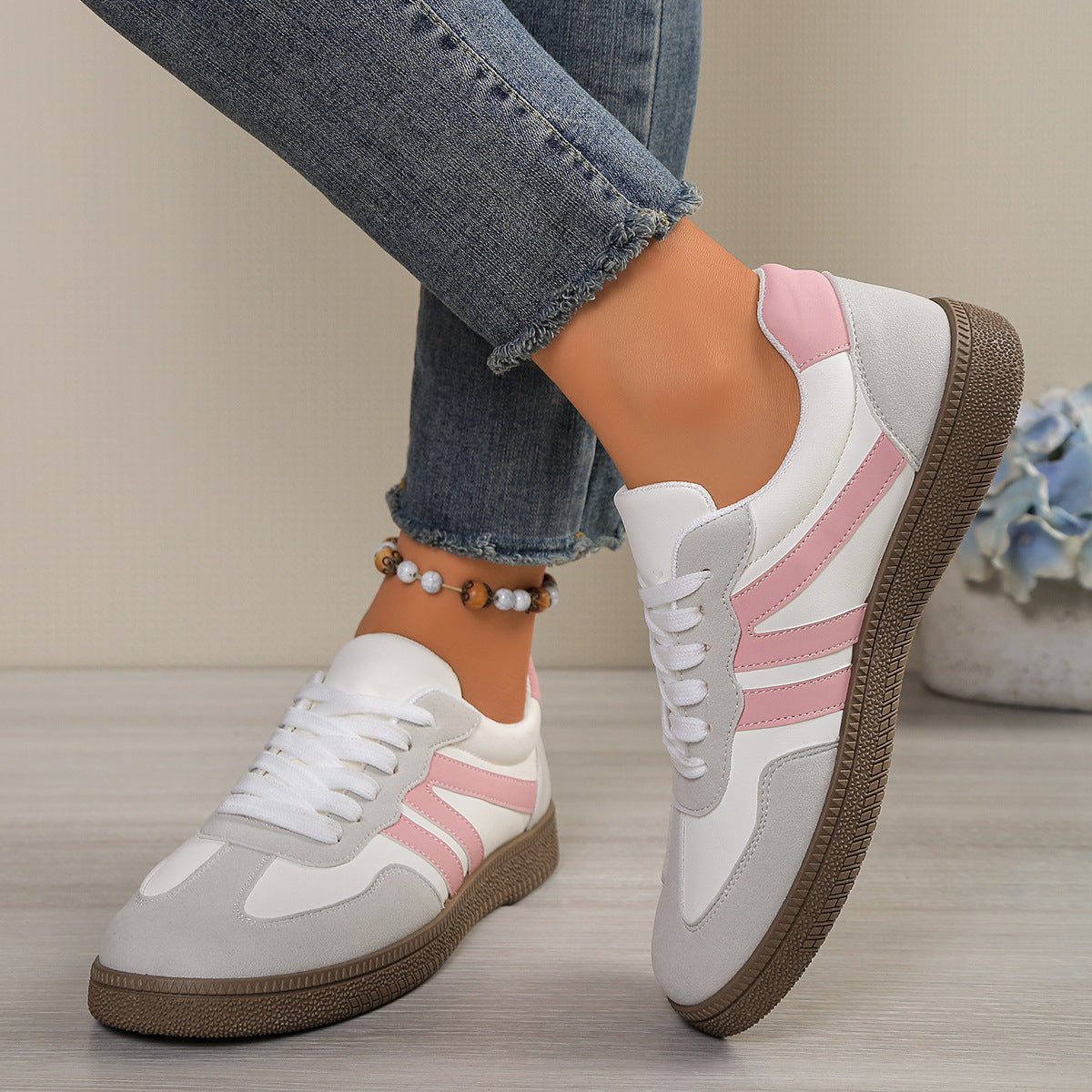 Women’s Retro Lace-Up Trainers with Textured Panels – Low-Top Court Shoes for Everyday Casual Wear