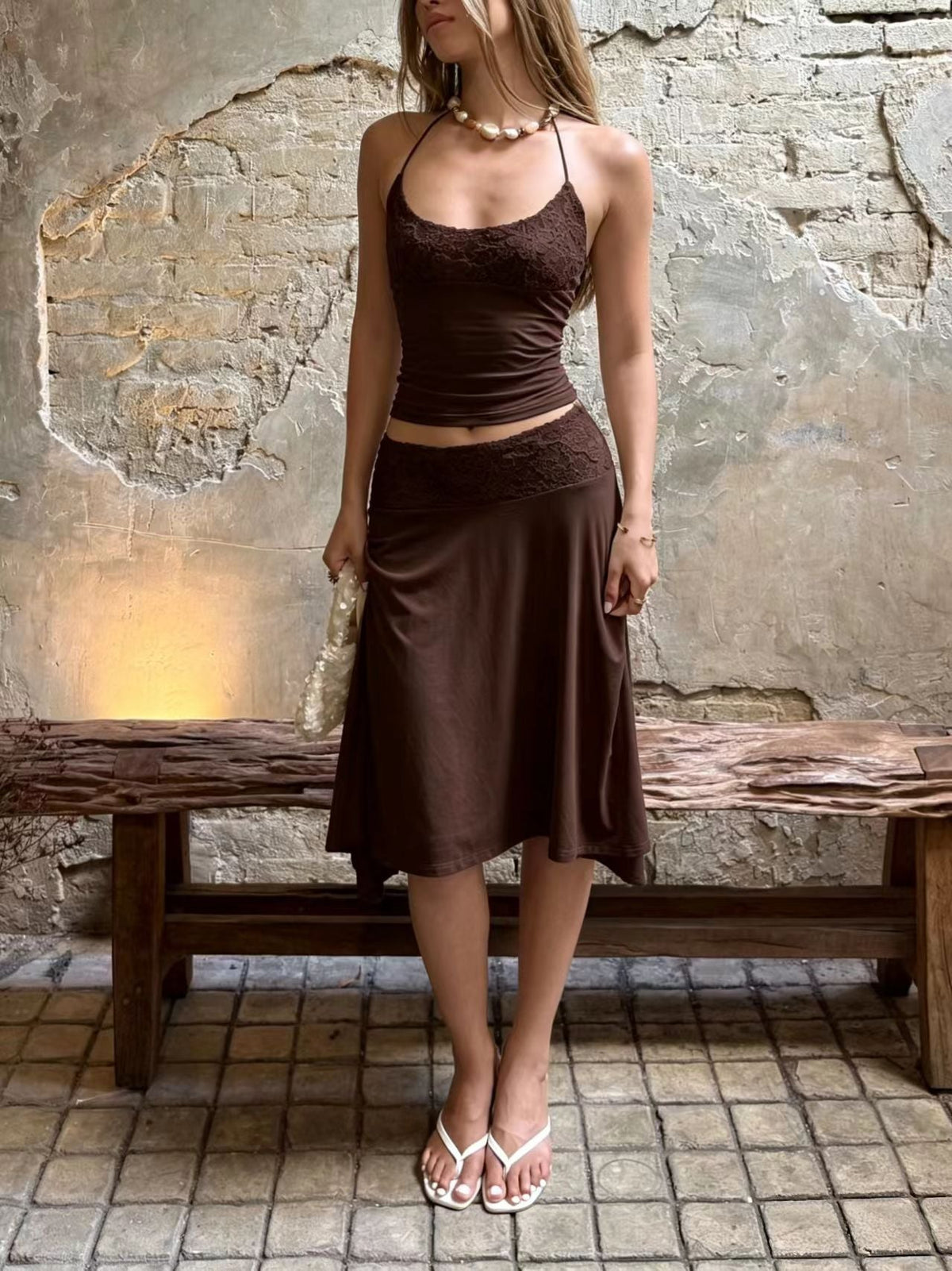 Camisoletop met kanten bies en asymmetrische midirok voor dames - elegante lichte tweedelige zomeroutfit voor vakanties en speciale gelegenheden