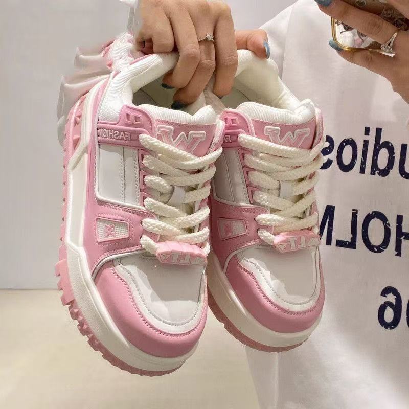 Kraftige sneakers til kvinder med snørebånd og overdel med paneler – markante fritidssko til streetwear