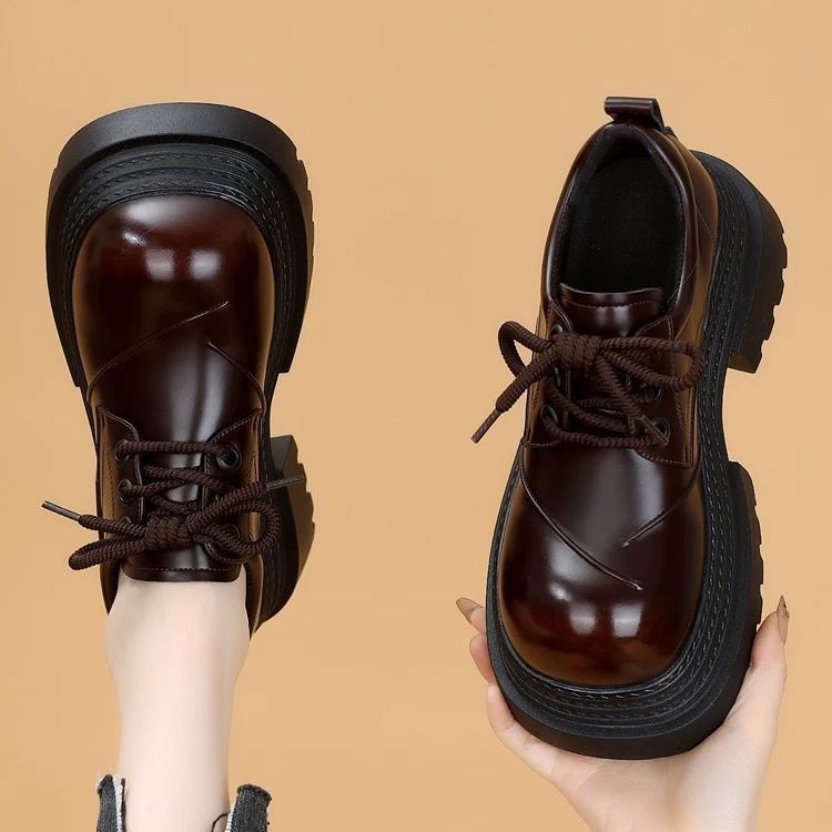 Zapatos derby robustos para mujer – calzado brillante con cordones, paneles curvos en la puntera y suelas con tacos, ideal para el día a día