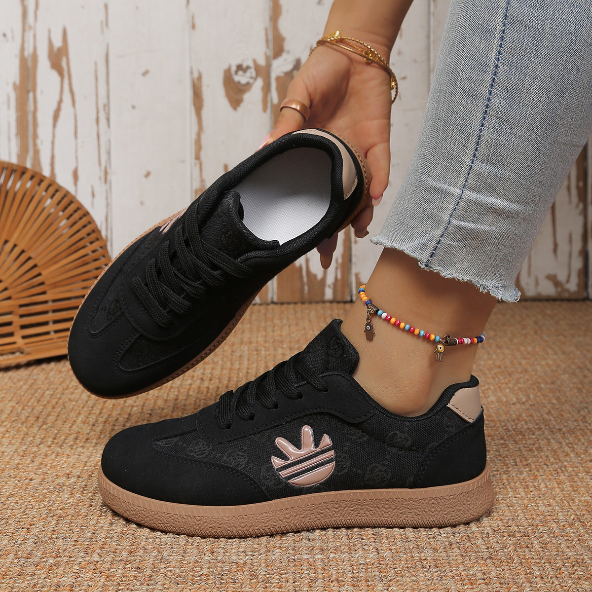 Zapatillas estampadas para mujer con paneles y superposiciones texturizadas - Zapatos de corte bajo con cordones para un estilo informal de fin de semana