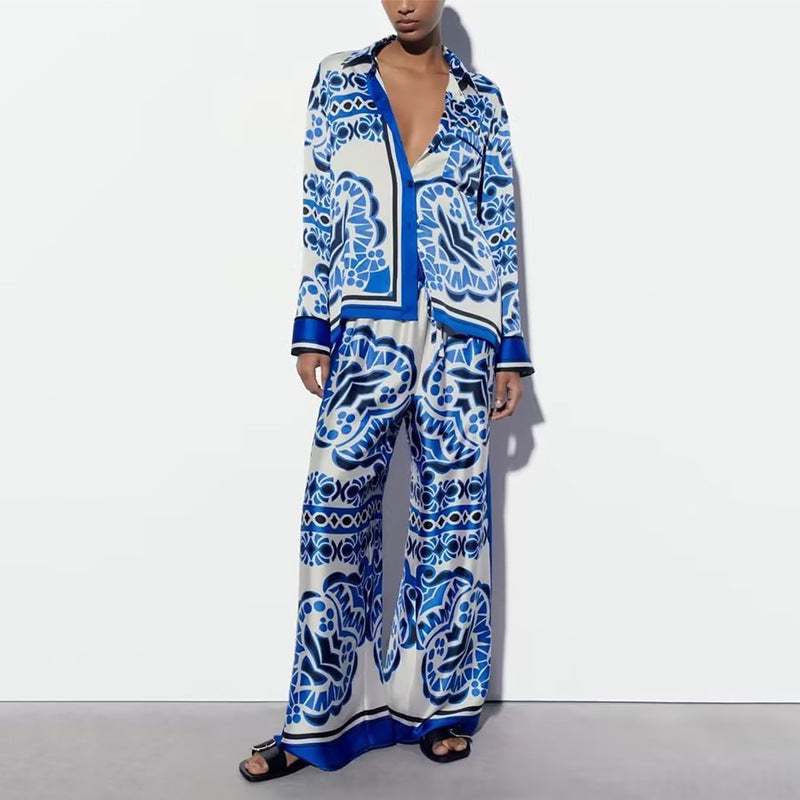 Losvallend overhemd met print en knopen en broekset voor dames met wijde pijpen - lichte tweedelige zomeroutfit van satijnmix voor een resort