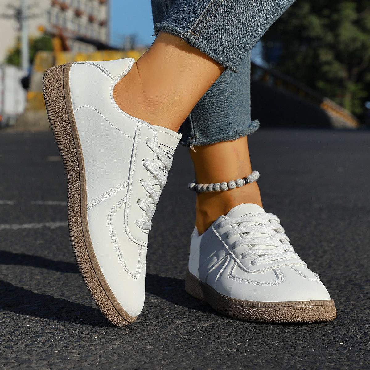 Zapatillas retro de corte bajo para mujer con paneles cosidos - Zapatos estilizados con cordones para conjuntos informales de diario