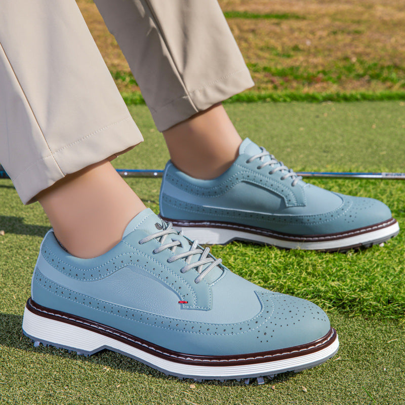 Snøresko til golf for mænd med brogue-mønster, vingespidsdetaljer og noppede såler – klassisk stil til golfbanen