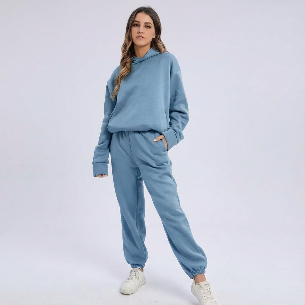 Dámská volná tepláková souprava s kapucí – pohodlný dvoudílný outfit na doma i na cestování