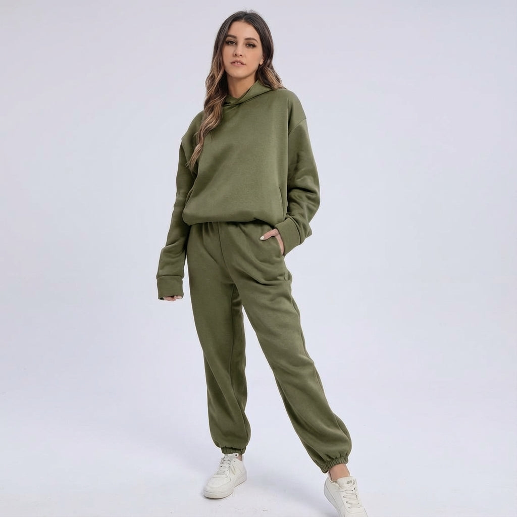 Dámská volná tepláková souprava s kapucí – pohodlný dvoudílný outfit na doma i na cestování