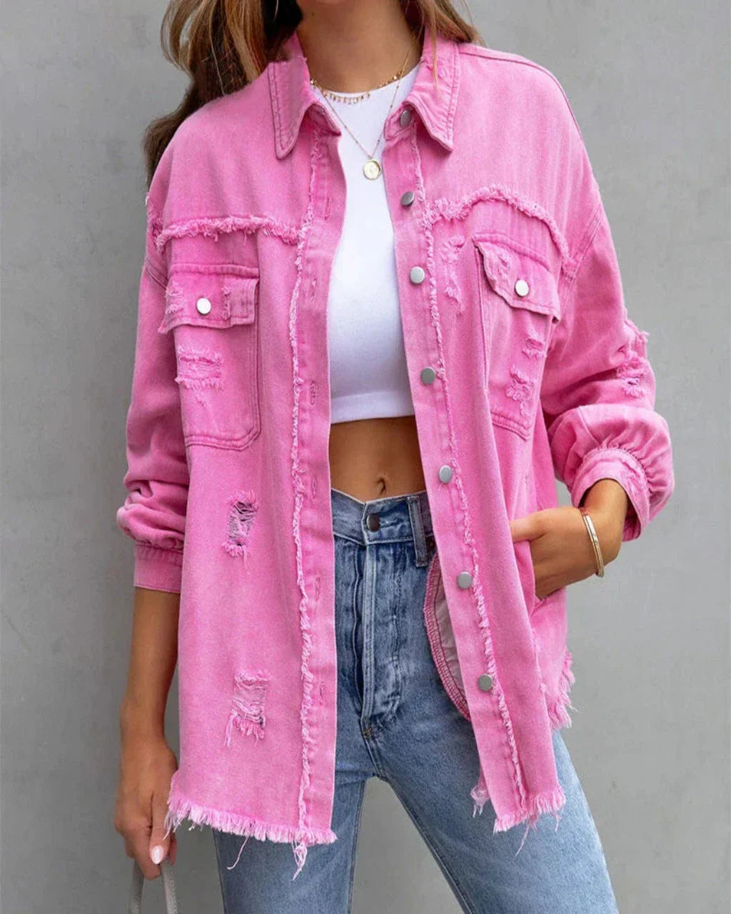 Veste oversize en denim effet usé pour femme – Couche à bords francs boutonnée sur le devant, avec poches poitrine utilitaires