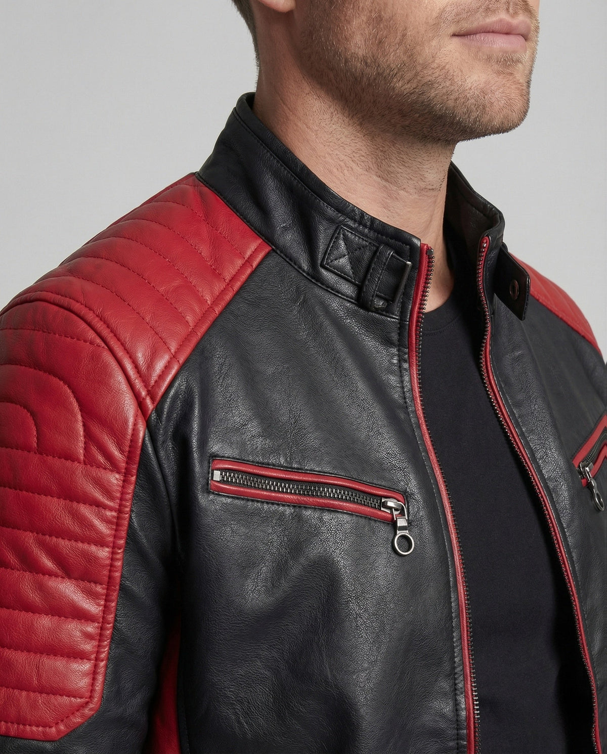 Ανδρικό biker μπουφάν σε στενή γραμμή, με όψη δέρματος και καπιτονέ τμήματα – Με όρθιο γιακά και φερμουάρ, για χαλαρές βραδινές εμφανίσεις