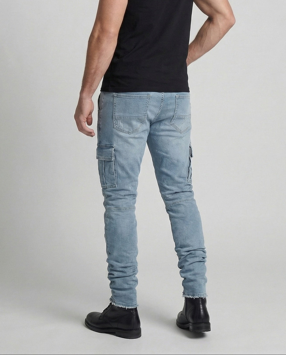 Schmal geschnittene Cargo-Jeans für Herren mit Pattentaschen und ausgefransten Säumen – schmal zulaufender Used-Look-Denim für Streetwear