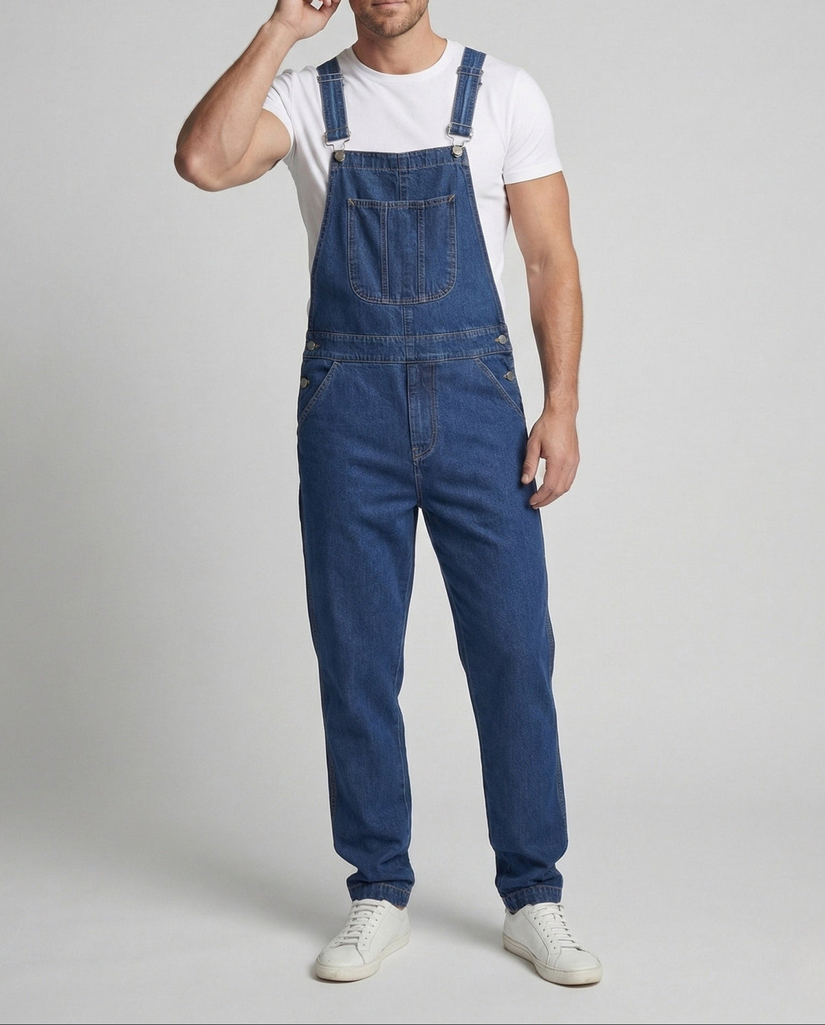 Salopette in denim da uomo dal taglio comodo, con bretelle regolabili e tasca a pettorina – Modello casual affusolato da indossare a strati ogni giorno