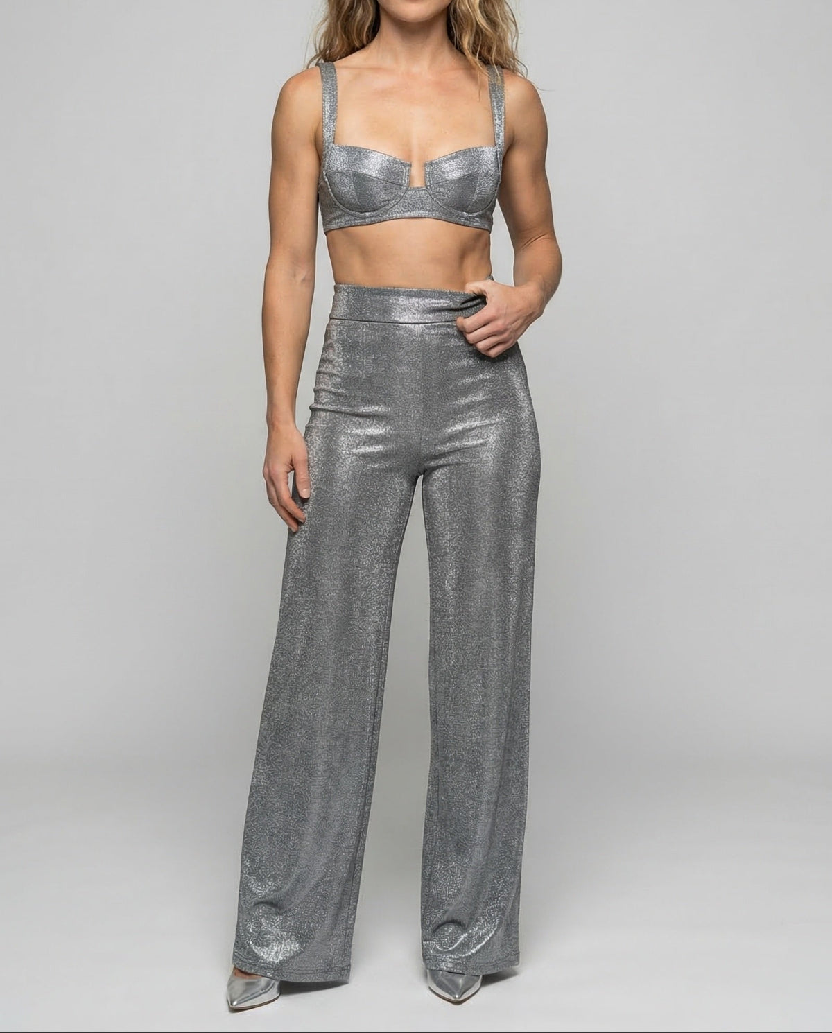 Completo da sera elegante da donna con bustier scintillante e pantaloni palazzo a gamba larga – outfit a due pezzi per feste e occasioni speciali
